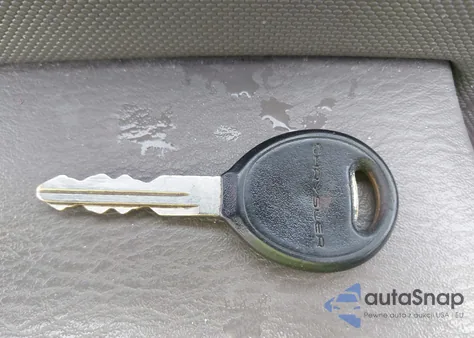 2002 Chrysler Voyager z USA, uszkodzony, nr VIN 1C4GJ25342B607830